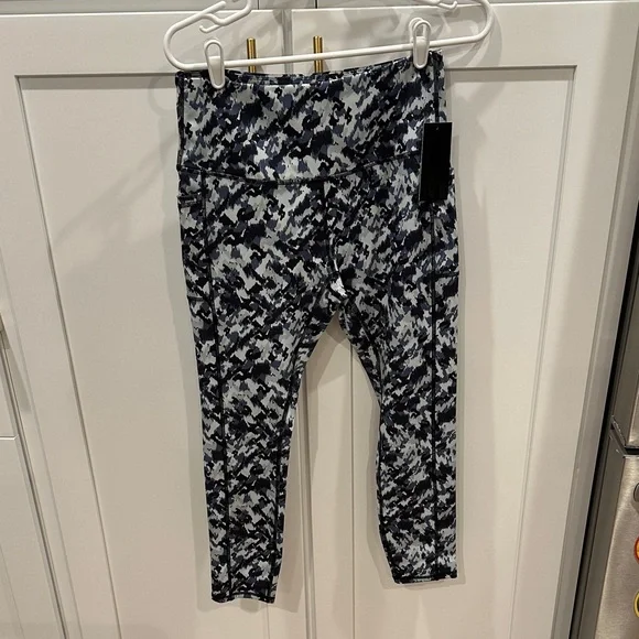 NWT Women's Black and Gray Patterned Leggings - Picture 1 of 5
